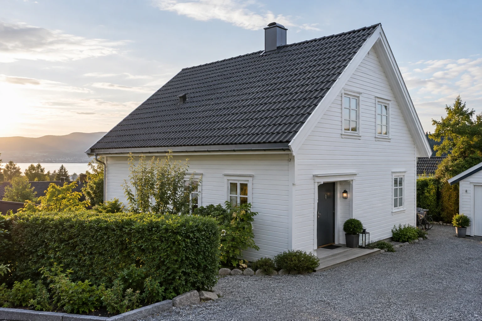 Enebolig med velholdt tak og hage.