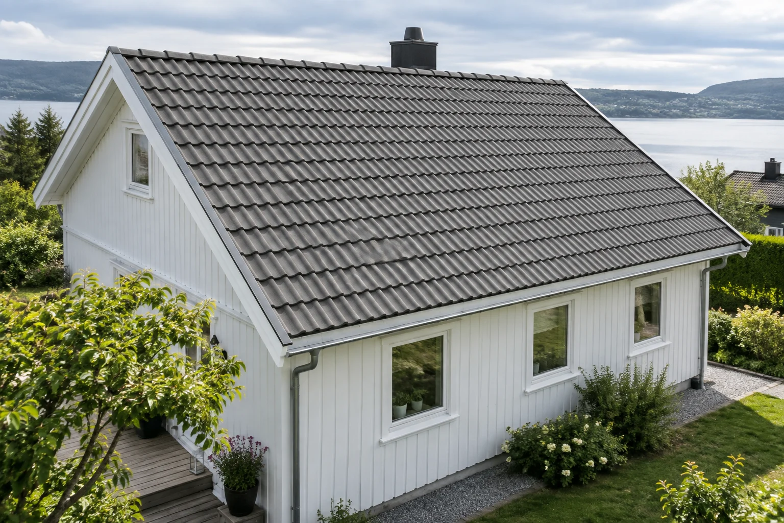 Enkelt saltak med tydelige takflater.