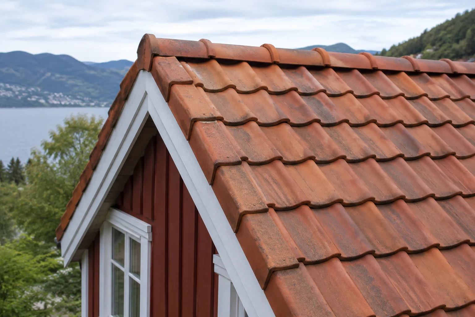 Tegltak med naturlige fargevariasjoner og patina.