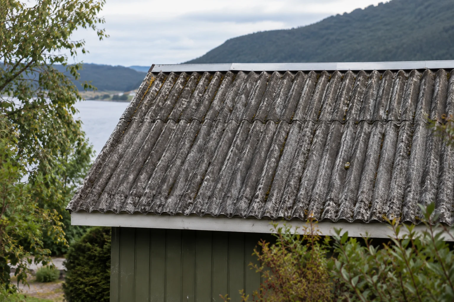 Eldre bølgeplater sett fra bakken, uten inngrep i overflaten.